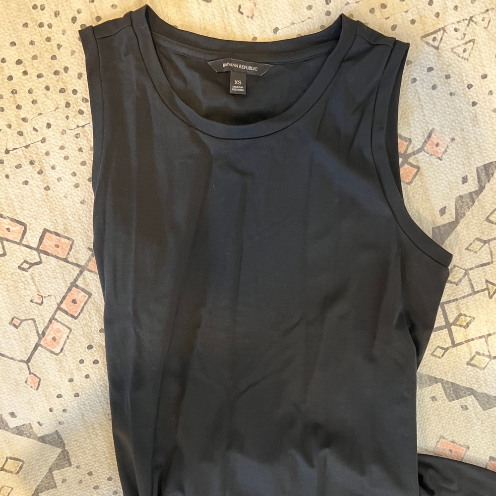 Banana Republic XS black dress with side skits and waist tie. Excellent.